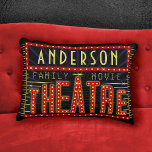 Filmbioscoop thuisbioscoop | Gepersonaliseerd Accent Kussen<br><div class="desc">Geniet van een filmavond in stijl met deze originele theater-/theateraccentuerkussens. Deze gepersonaliseerde rechthoekige kussens zijn de perfecte, ritsgetrouwe accessoire voor elke filmkraan. Het belangrijkste kleurenschema is rood, goud en zwart. Alle tekst kan worden gepersonaliseerd behalve het woord "theater". Het naamgebied wordt gemaakt om een naam tot ongeveer 9 brieven te...</div>