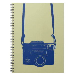 filmcamera met nekriem-laptop notitieboek
