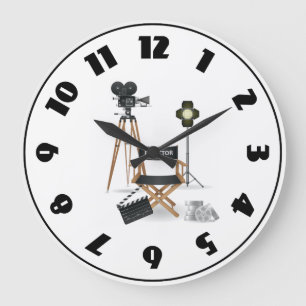 Filmregisseursstoel en vintage filmcameraset grote klok