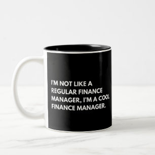 Financieel manager grappige baas zeggen tweekleurige koffiemok