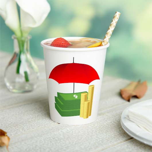 Financiële beveiliging met rode paraplu papieren bekers