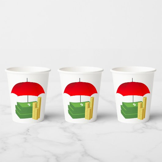 Financiële beveiliging met rode paraplu papieren bekers
