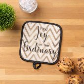 Find joy in the ordinary oven mit pannenlap (Top down)