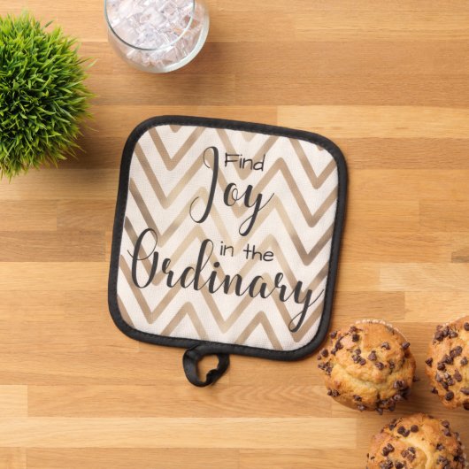 Find joy in the ordinary oven mit pannenlap (Top down)