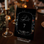 Fine Art Zwarte Bloemen Kalligrafie Kaart<br><div class="desc">Dit chique tafelnummerontwerp heeft een 18e-eeuws Nederlands bloemstilleven,  inclusief witte,  rode en gouden tulpen en wilde bloemen,  op een zwarte achtergrond met een aangepast centrumlabel,  complementaire bloemige afbeeldingen en elegante vloeiende aangepaste kalligrafie.</div>