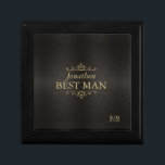 Fine Filigree Gold Wedding Best Man ID871 Cadeaudoosje<br><div class="desc">Delicate filigree lijsten, grenzen en ornamenten, getextureerd in faux gold folie, versieren de stukken van deze elegante trouwsuite. Kies om het even welke achtergrondkleur voor deze cadeaudoos voor om het even welk lid van de trouwpartij, of verlaat de warme kool, textureel-effect wij hebben geleverd. Voeg een naam, de rol van...</div>