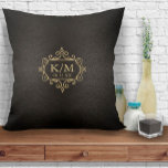 Fine Filigree Gold Wedding ID871 Kussen<br><div class="desc">Delicate filigree lijsten, grenzen en ornamenten, getextureerd in faux gold folie, versieren de stukken van deze elegante trouwsuite. Deze eenvoudige maar elegante gooi kussen kenmerkt een scrollwork lijst om uw initialen en trouwdatum te houden. Kies om het even welke achtergrondkleur of verlaat de warme kool, textureel-effect wij hebben geleverd. Voeg...</div>