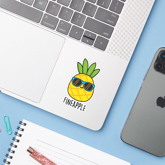 Fineapple Grappige Ananas Pun Sticker (Laptop met iPhone)