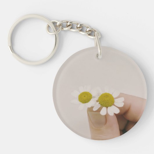 Fingertip Daisy – Esthetische Bloem Acryl Sleutelhanger (Voorkant)
