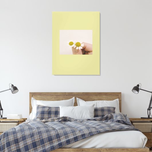 “Fingertip Daisy – Gentle Nature Wall Art” Canvas Afdruk (Insitu (Slaapkamer))