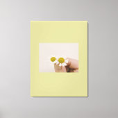 “Fingertip Daisy – Gentle Nature Wall Art” Canvas Afdruk (Voorkant)