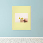 “Fingertip Daisy – Gentle Nature Wall Art” Canvas Afdruk (Insitu (Houten vloer))