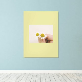 “Fingertip Daisy – Gentle Nature Wall Art” Canvas Afdruk