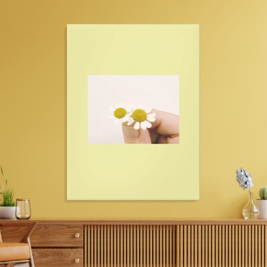“Fingertip Daisy – Gentle Nature Wall Art” Canvas Afdruk (Insitu (Woonkamer))