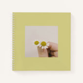 Fingertip Daisy – Soft Aesthetic Spiral Notebook Notitieboek (Voorkant)