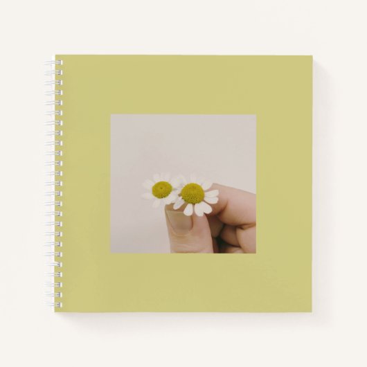Fingertip Daisy – Soft Aesthetic Spiral Notebook Notitieboek (Voorkant)