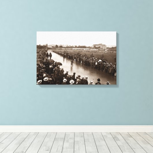 Finish Tour de France 1912 in the Parc des Princes Canvas Afdruk (Insitu (Houten vloer))