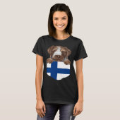 Finland Flag German Wirehaired Pointer Dog In Pock T-shirt (Voorkant volledig)