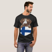 Finland Flag German Wirehaired Pointer Dog In Pock T-shirt (Voorkant volledig)