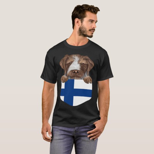 Finland Flag German Wirehaired Pointer Dog In Pock T-shirt (Voorkant volledig)