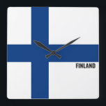 Finland Vlag Verbluffend Patriottisch Plein Vierkante Klok<br><div class="desc">Finland Vlag oogverblindende Patriottische Vierkante Muur Klok in de kleuren en de elementen van de Finse nationale vlag die de voorkant van de klok. De kleuren van de nationale vlag worden aangevuld met de tekst "Finland" onderaan. Tekst kan volledig worden aangepast met de functie "Aanpassen!". Voel je vrij om het...</div>