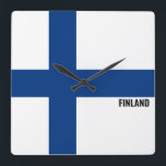 Finland Vlag Verbluffend Patriottisch Plein Vierkante Klok<br><div class="desc">Finland Vlag oogverblindende Patriottische Vierkante Muur Klok in de kleuren en de elementen van de Finse nationale vlag die de voorkant van de klok. De kleuren van de nationale vlag worden aangevuld met de tekst "Finland" onderaan. Tekst kan volledig worden aangepast met de functie "Aanpassen!". Voel je vrij om het...</div>