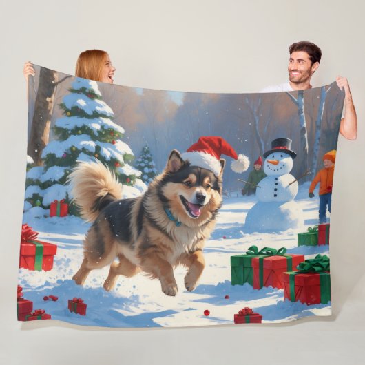 Finse Lapphond loopt door sneeuw met Kerstmuts Fleece Deken (In situ)