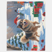 Finse Lapphond loopt door sneeuw met Kerstmuts Fleece Deken (Voorkant)