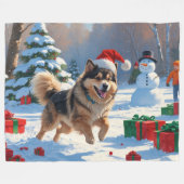 Finse Lapphond loopt door sneeuw met Kerstmuts Fleece Deken (Voorkant (Horizontaal))