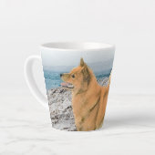 Finse spitz bij Seashore-schilderij - Dog Art Latte Mok (Linkerhoek)