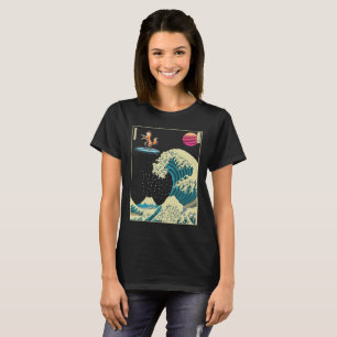Finse Spitz Hond Surfen op een Kanagawa Wave T-shirt
