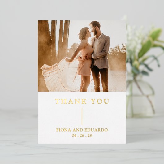 Fiona Bold Monogram Moderne bruiloft Folie Uitnodiging (Staand Voorkant)