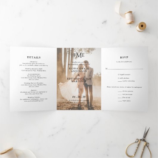 Fiona Foto Vet Monogram Modern Huwelijk Drieluik Uitnodiging (Binnen)