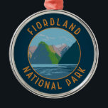 Fiordland National Park Nieuw-Zeeland Retro Circle Metalen Ornament<br><div class="desc">Fiordland vector artwork ontwerp. Fiordland National Park ligt in het zuidwesten van het Zuidereiland van Nieuw-Zeeland. Het staat bekend om de gletsjer-gesneden fjorden van Doubtful en Milford geluiden.</div>