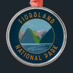 Fiordland National Park Nieuw-Zeeland Retro Circle Metalen Ornament<br><div class="desc">Fiordland vector artwork ontwerp. Fiordland National Park ligt in het zuidwesten van het Zuidereiland van Nieuw-Zeeland. Het staat bekend om de gletsjer-gesneden fjorden van Doubtful en Milford geluiden.</div>