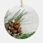 Fir Cone met sneeuwvlokken rond kerstversiering Keramisch Ornament (Voorkant)