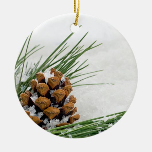 Fir Cone met sneeuwvlokken rond kerstversiering Keramisch Ornament (Voorkant)