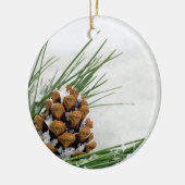 Fir Cone met sneeuwvlokken rond kerstversiering Keramisch Ornament (Links)