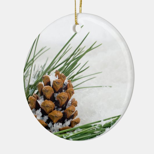 Fir Cone met sneeuwvlokken rond kerstversiering Keramisch Ornament (Links)