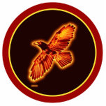 Fire Raven Fotobeeldje Magneet<br><div class="desc">Een gloeiende,  gevarieerde rog (Corvus corax) zaagt met vleugels op een donkere achtergrond.</div>
