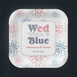 Firecracker Wed Wit Blauw Achtertuin Bruiloft Douc Papieren Bordje<br><div class="desc">Retro lettertype typografie combineert met leuke blauwe en rode vuurwerk bursts voor deze bruiloft of koppels bruiloft douche papier bord ontwerp. De vuurwerkuitbarstingen werden oorspronkelijk door mij in waterverven geschilderd voordat ze in digitale vorm werden gescand.</div>
