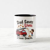 Firefighter "Dad Saves Lives. I Save Snacks." Two- Tweekleurige Koffiemok (Center)