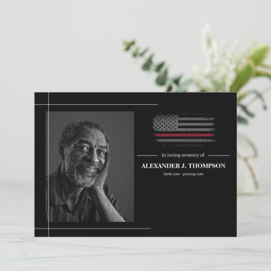 FireFighter Red Flag in het houden van geheugen be Bedankkaart (Staand voorkant)