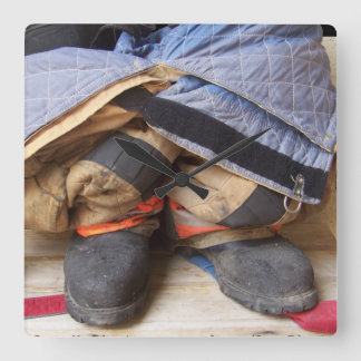 Firefighter Suit en Boots Wall Clock Vierkante Klok
