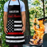 Firefighter Thin Red Line Grill Master BBQ Schort<br><div class="desc">Thin Blue Line Firefighter Schort - Amerikaans vlagontwerp in Firefighter Flag kleuren, noodgedwongen design. Dit gepersonaliseerde schort van de brandweerman is perfect voor verjaardagen, Kerstmis, gepensioneerde cadeaus van de politie of vaders dag voor je brandweerman. Ideaal voor alle brandweerlieden, vrijwilligers voor brandredding en brandweerfamilie en aanhangers. Personaliseer met naam. COPYRIGHT...</div>