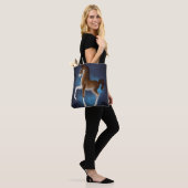 Firefly Stroll: Lichtgevende Zwerver in Blauw Tote Bag (Op model)