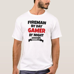 Fireman beroemd gemaakt door Day Gamer by Night T-shirt