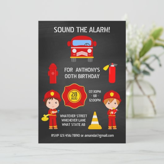 Fireman Birthday Chalkboard voegt fotouitnodiging  Kaart (Staand voorkant)