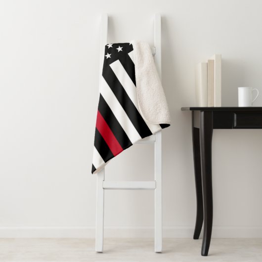 Fireman Thin Red Line American Flag Monogram Small Sherpa Deken (In situ)
