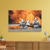 Firemen neutraliseren een brand canvas afdruk (Insitu (Woonkamer))